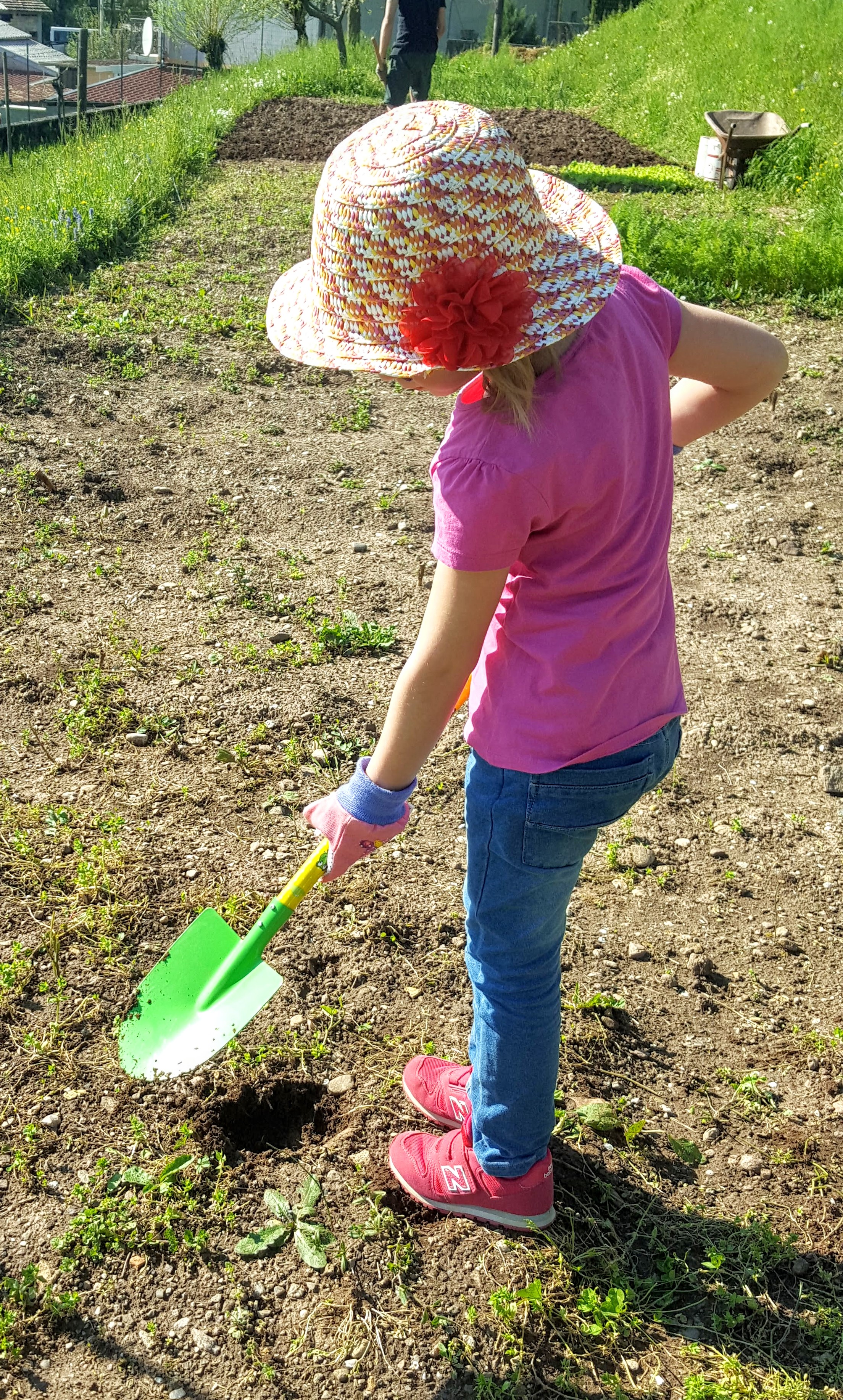 Celeste che lavora con la vanga